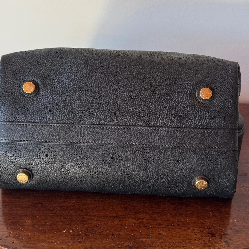Louis Vuitton Mahina leather handbag‎